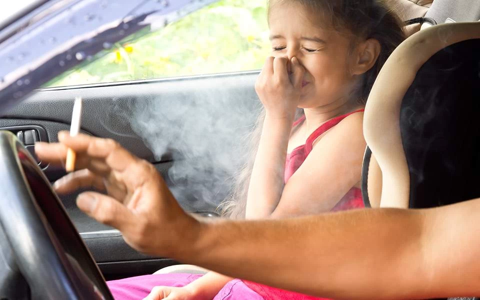 Παιδι και τσιγάρο: Η έκθεση στο παθητικό κάπνισμα αυξάνει τον κίνδυνο προβληματικής συμπεριφοράς